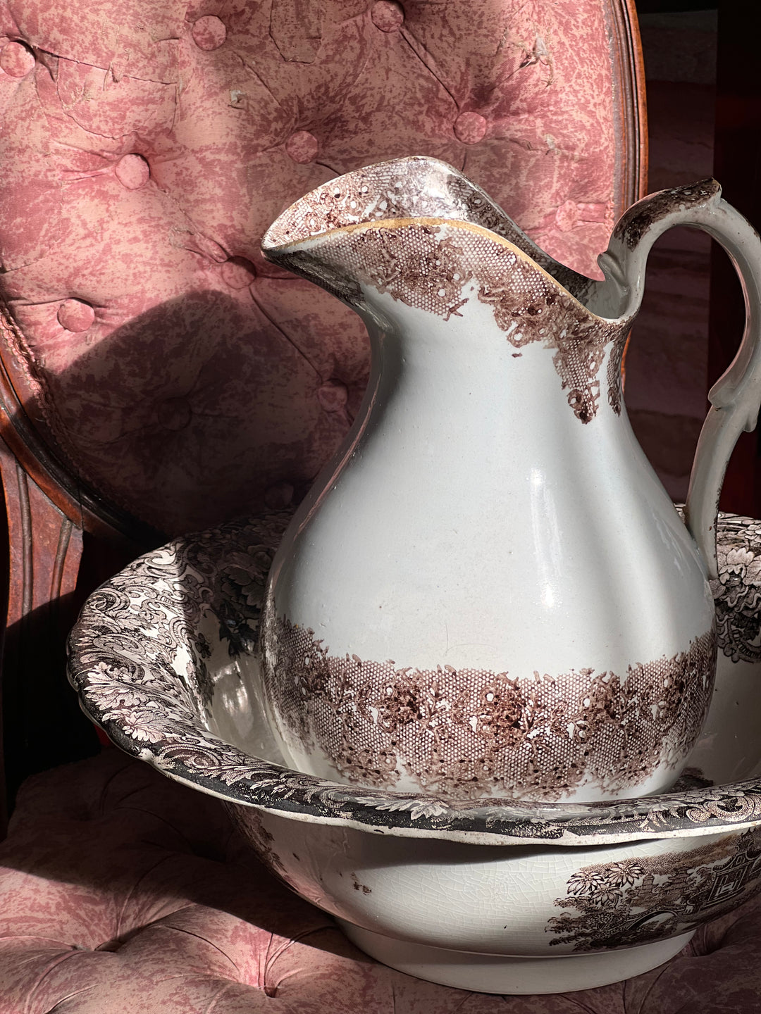 Antica Brocca in ceramica con intricata decorazione, un oggetto dal fascino intramontabile che porta con sé il gusto e l’eleganza del passato. Anticamente, insieme al catino, era un essenziale oggetto per la cura personale e igiene quotidiana.

Questo pezzo è ideale per arricchire qualsiasi tipo di ambiente aggiungendo un tocco di storia e nostalgia.

Misure 18x27 cm