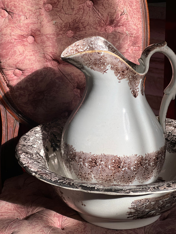 Antica Brocca in ceramica con intricata decorazione, un oggetto dal fascino intramontabile che porta con sé il gusto e l’eleganza del passato. Anticamente, insieme al catino, era un essenziale oggetto per la cura personale e igiene quotidiana.

Questo pezzo è ideale per arricchire qualsiasi tipo di ambiente aggiungendo un tocco di storia e nostalgia.

Misure 18x27 cm