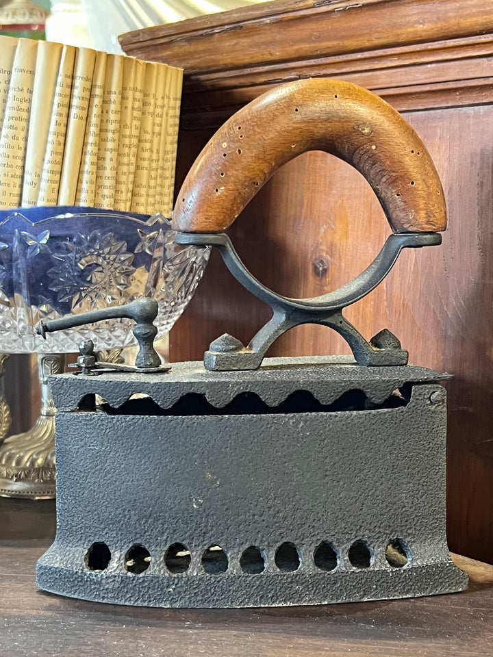 Antico Ferro da stiro in ghisa con manico in legno vintage.  Condizioni come da foto.  Misure 21x11x24h cm