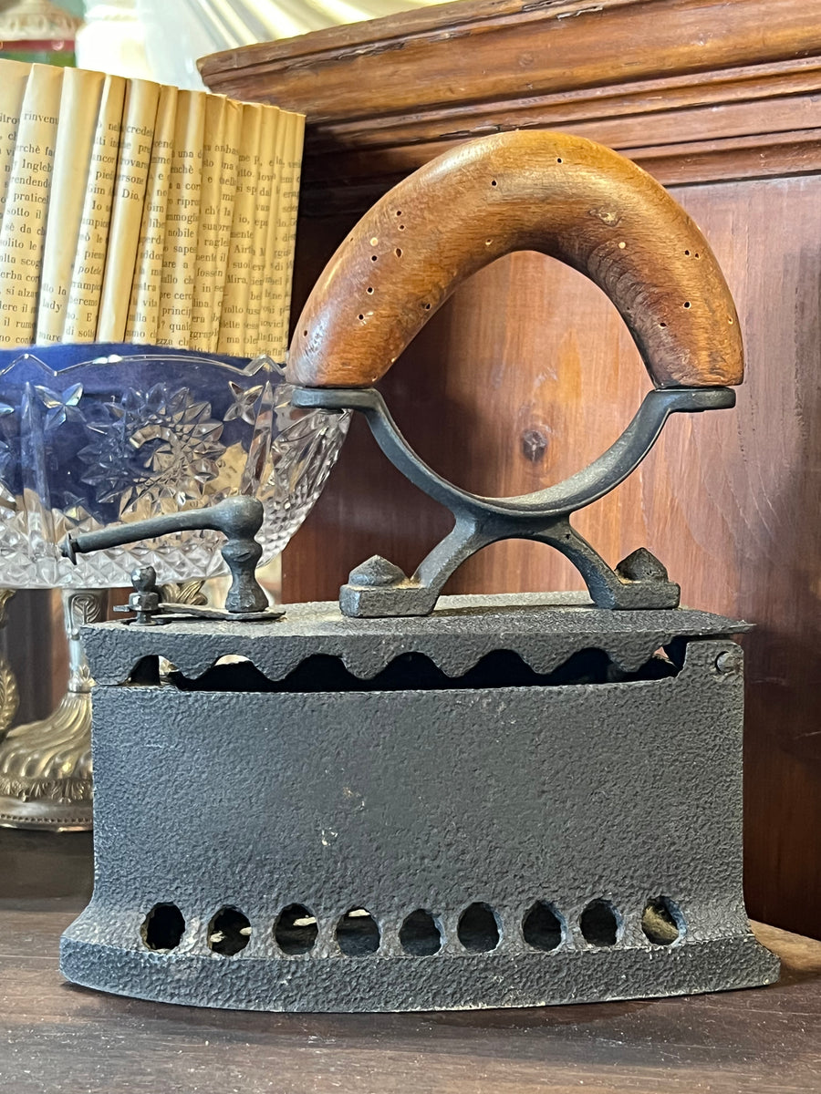 Antico Ferro da stiro in ghisa con manico in legno vintage.  Condizioni come da foto.  Misure 21x11x24h cm