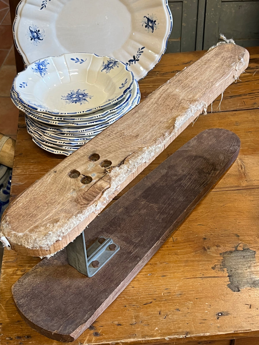 Un pratico e affascinante utensile d'epoca, il stiramaniche in legno è un accessorio ideale per chi ama il fascino degli oggetti utilitari tradizionali.

Realizzato in legno massello con struttura solida e base stabile, provvisto di una base piatta con supporto verticale in metallo, pensato per facilitare la stiratura di maniche e dettagli degli indumenti.

Un pezzo autentico e ricco di carattere, perfetto per collezionisti o per chi desidera arricchire il proprio spazio con un oggetto funzionale e dal sapo