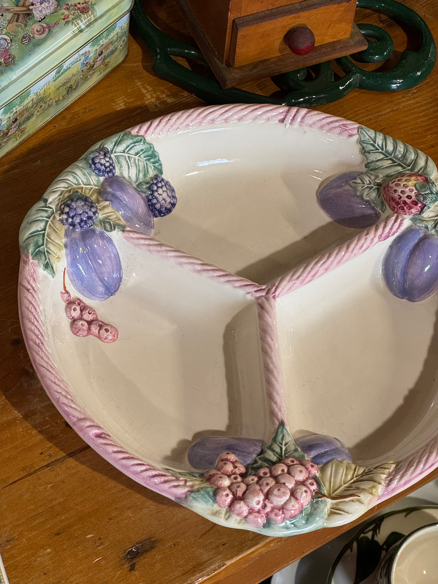 Antipastiera vintage in ceramica decorata a rilievo con frutta e tre scomparti