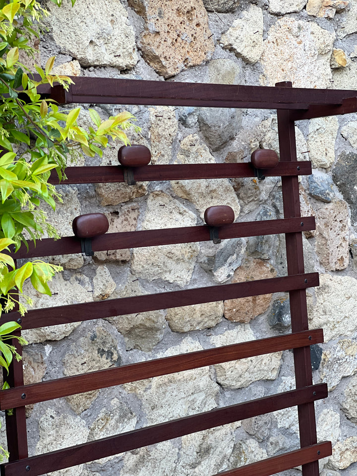 Appendiabiti Longhi per Elam in legno scuro con pomelli bombati, design italiano anni '60