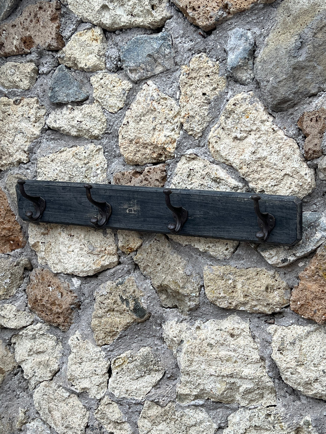 Appendiabiti da muro in legno scuro con 4 ganci in ferro brunito, stile rustico vintage
