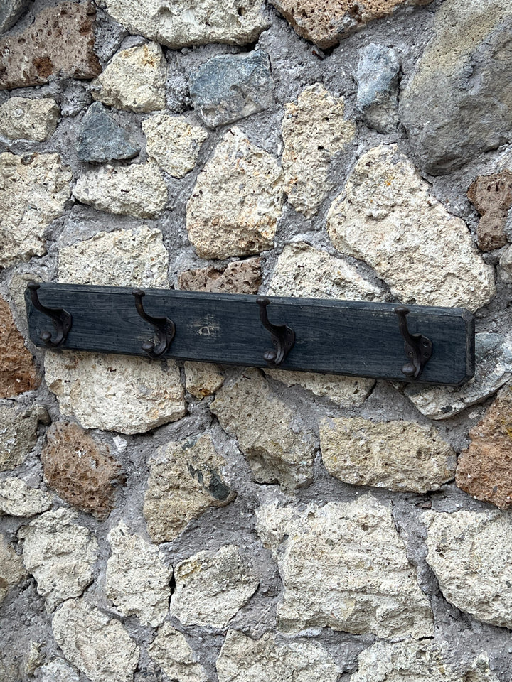 Appendiabiti da muro in legno scuro con 4 ganci in ferro brunito, stile rustico vintage
