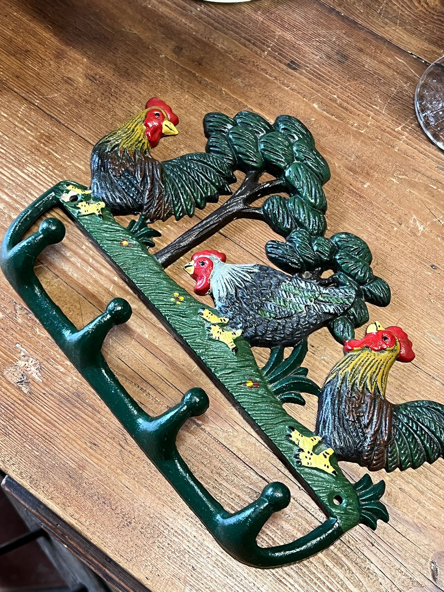 Originale Appendiabiti in ghisa, dipinto a mano con un vivace decoro raffigurante tre galli immersi in un paesaggio bucolico. Perfetto per aggiungere un tocco rustico e colorato alla tua casa, ideale per cucine, ingressi o ambienti dal carattere country chic.

Misure 26x19x2 cm
