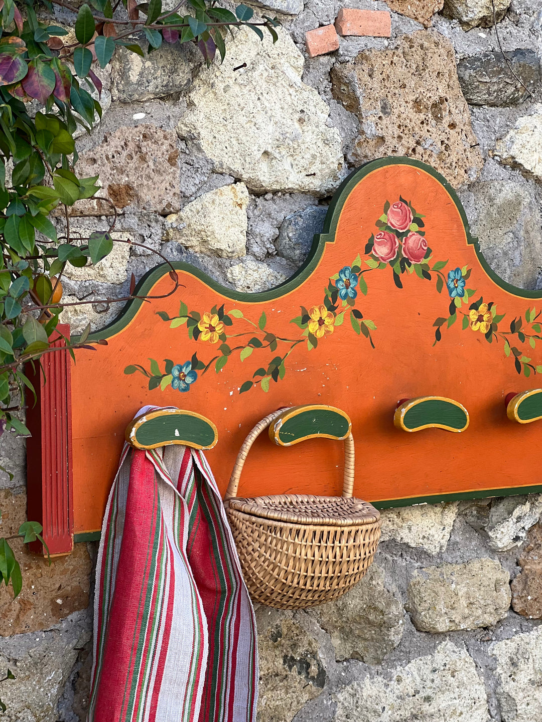 Appendiabiti da parete in legno arancione dipinto a mano con 5 ganci e motivi floreali folk
