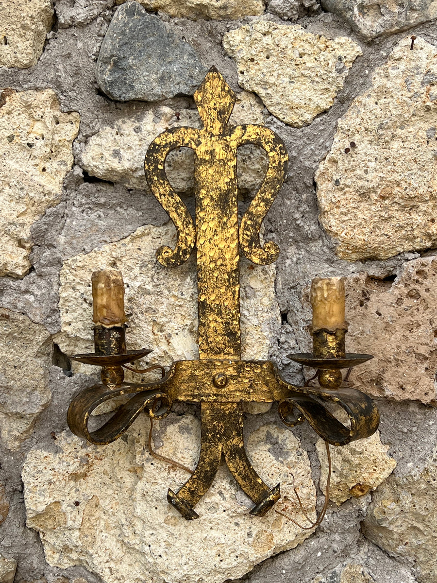 Applique a due luci in ferro effetto ottone con patina dorata, un vero esempio di artigianato classico. Con dettagli eleganti e un design imponente che ricorda gli arredi delle antiche dimore, questa lampada da parete è perfetta per chi desidera creare un'atmosfera calda e accogliente con un pizzico di storia.&nbsp;

Misure 44x30x10 cm

