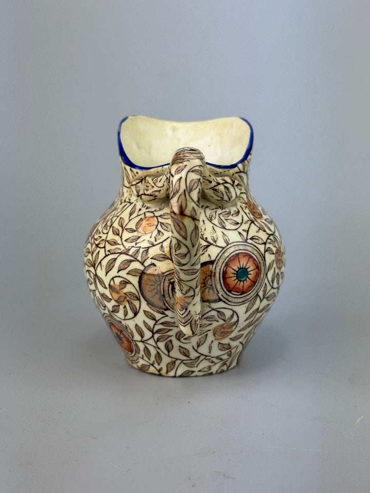 Lattiera in ceramica decorata con motivo floreale