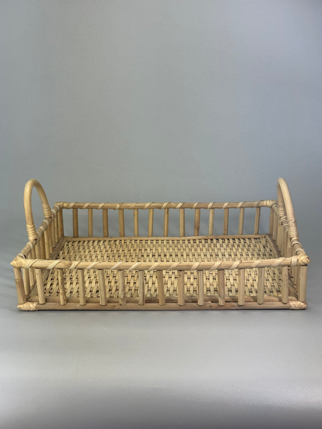 Vassoio rettangolare in rattan con manici