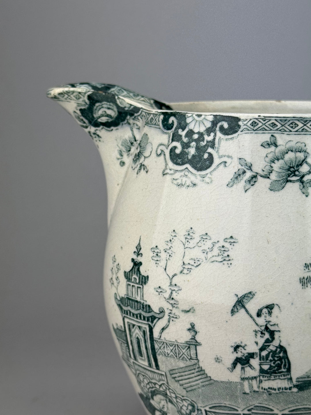 Brocca in ceramica con decoro orientale verde