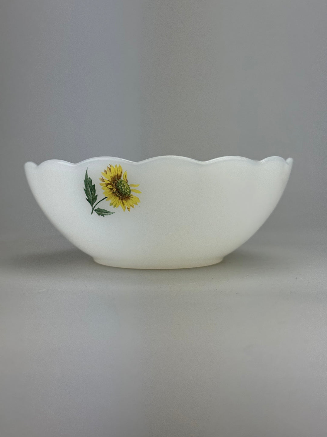Ciotolina Vintage Arcopal France in vetro opalino con decoro girasole