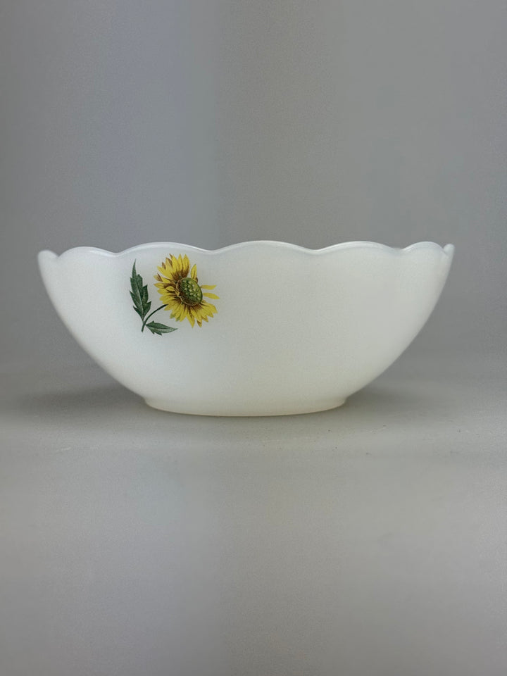 Ciotolina Vintage Arcopal France in vetro opalino con decoro girasole