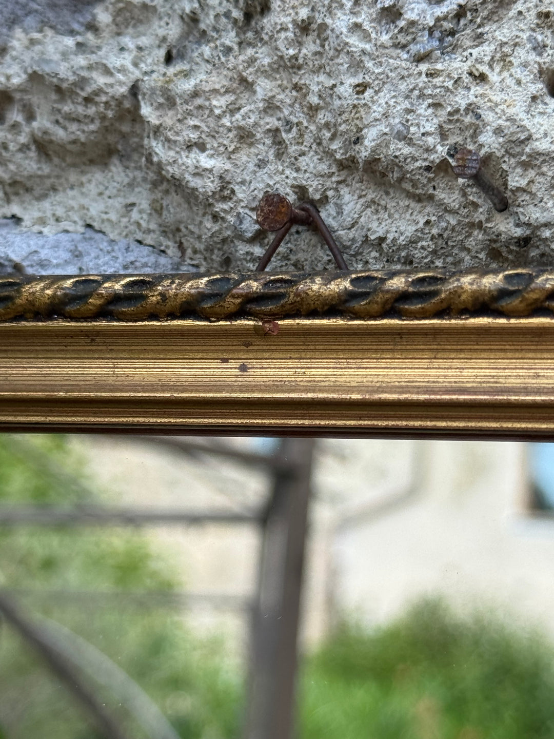 Specchi da parete vintage in legno dorato con cornice lavorata