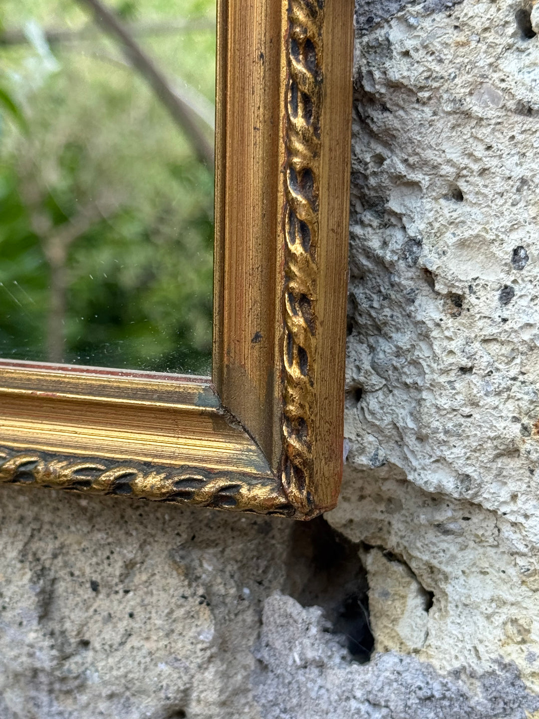 Specchi da parete vintage in legno dorato con cornice lavorata