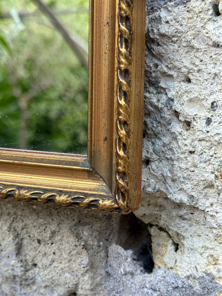 Specchi da parete vintage in legno dorato con cornice lavorata