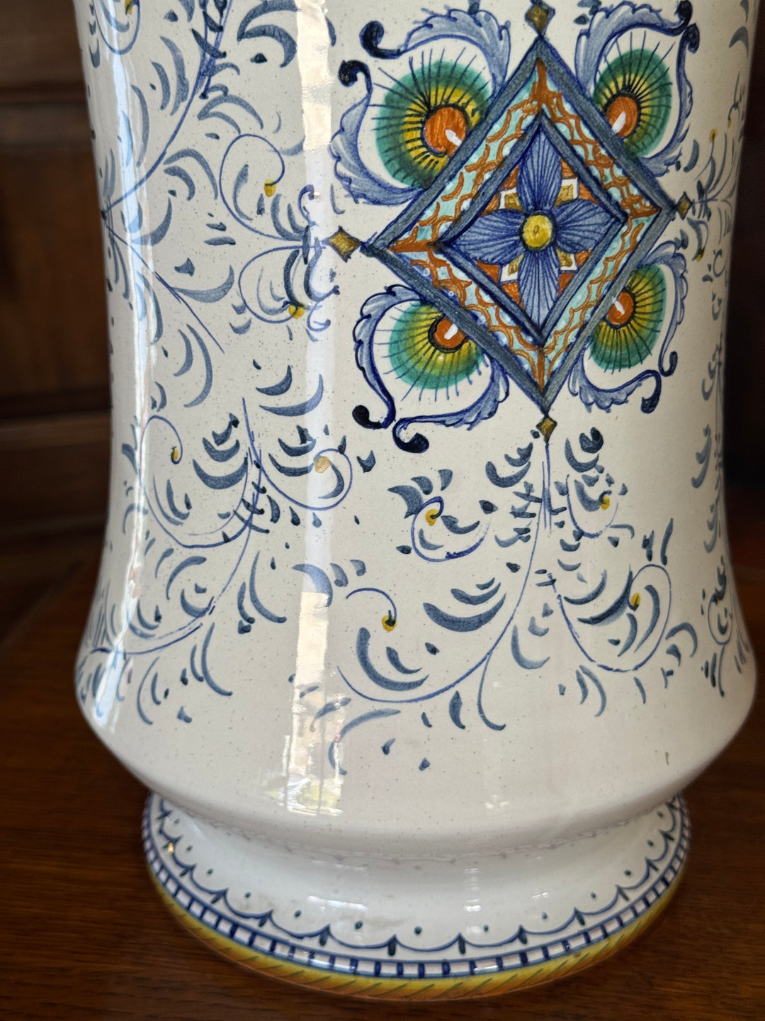 Vaso con coperchio in ceramica Deruta dipinta a mano