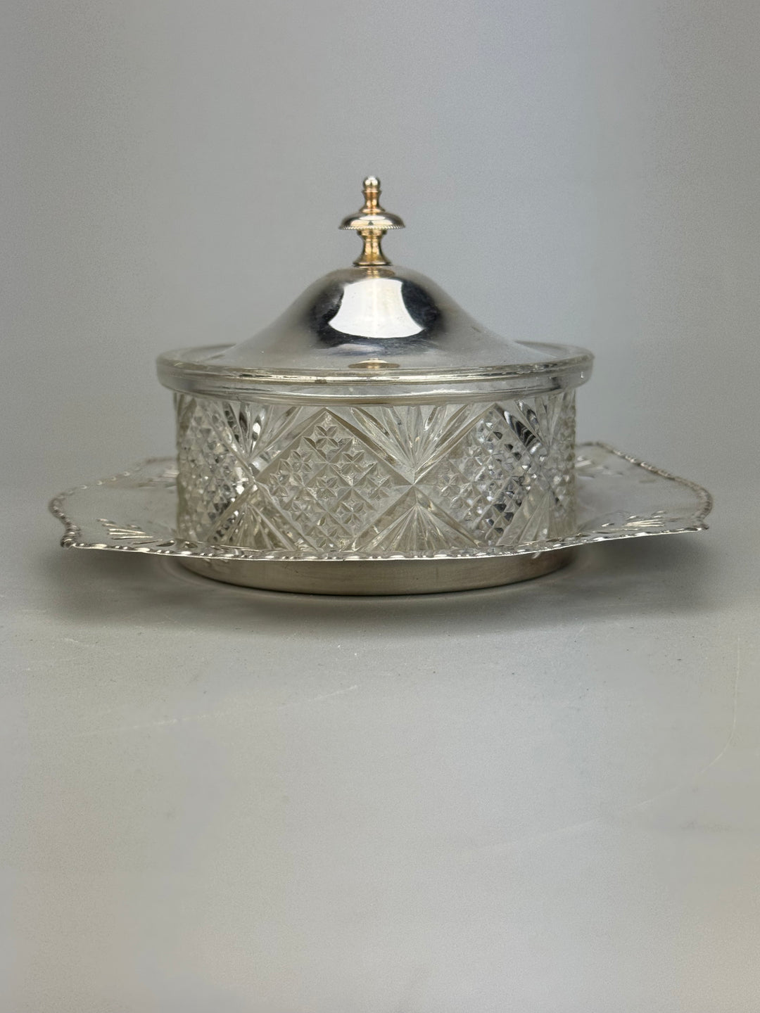 Formaggiera vintage in Vetro con coperchio e vassoio in silverplate