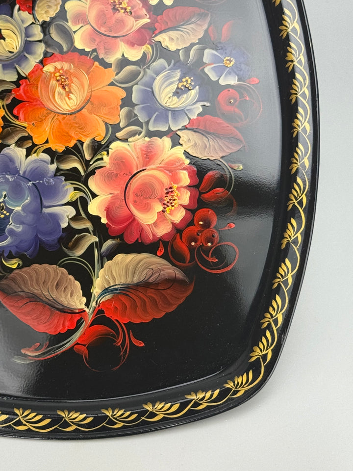 Vassoio russo in metallo dipinto a mano con decoro floreale su fondo nero