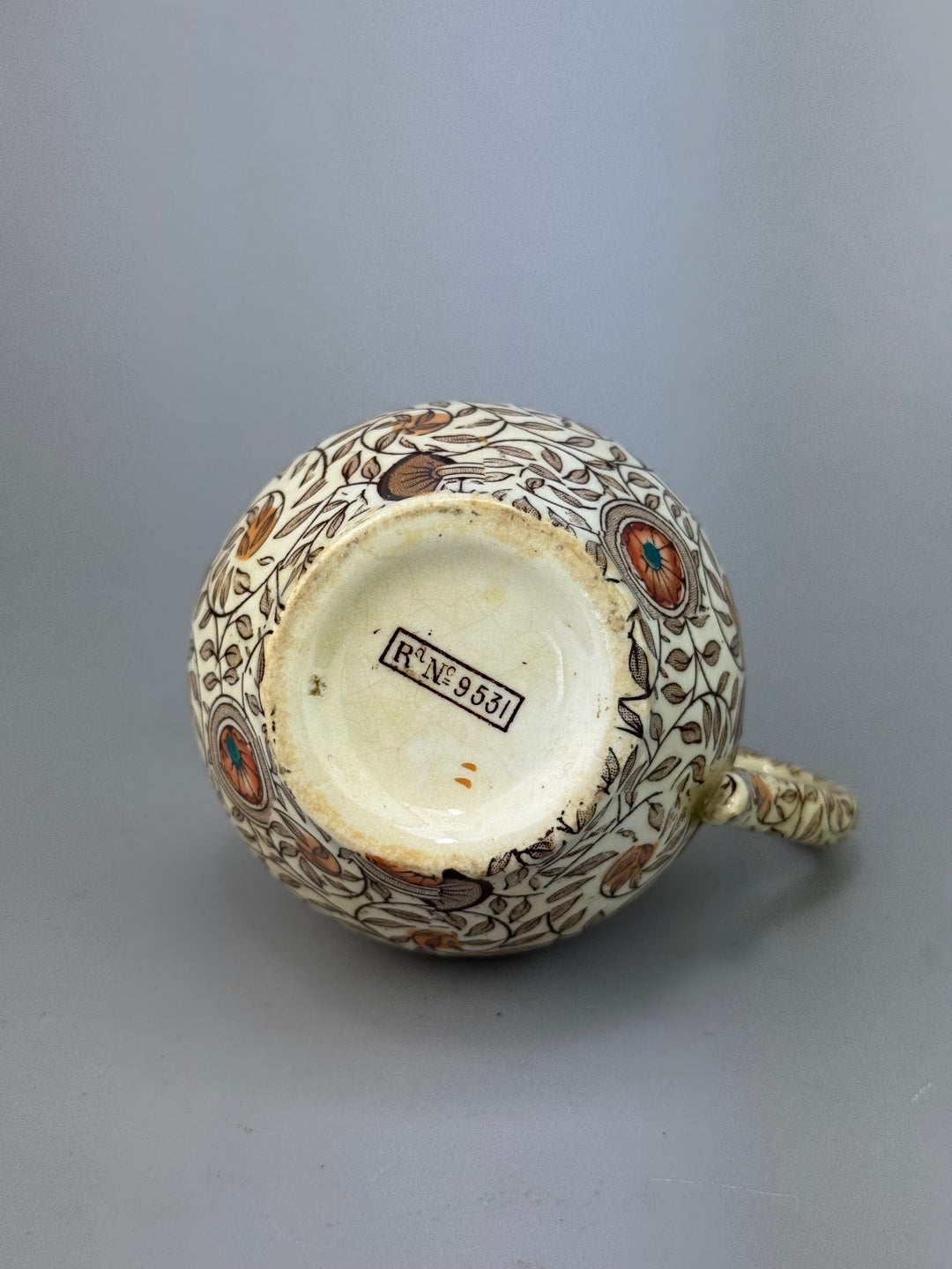 Lattiera in ceramica decorata con motivo floreale