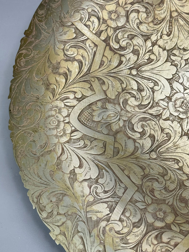 Centrotavola in metallo dorato con decoro floreale inciso vintage