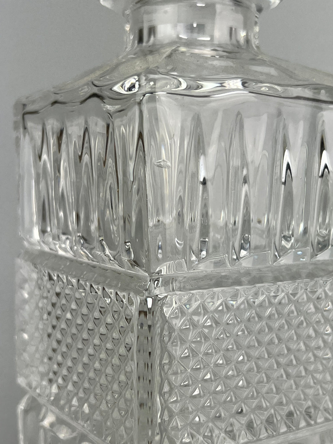 Bottiglia in cristallo molato con tappo design geometrico