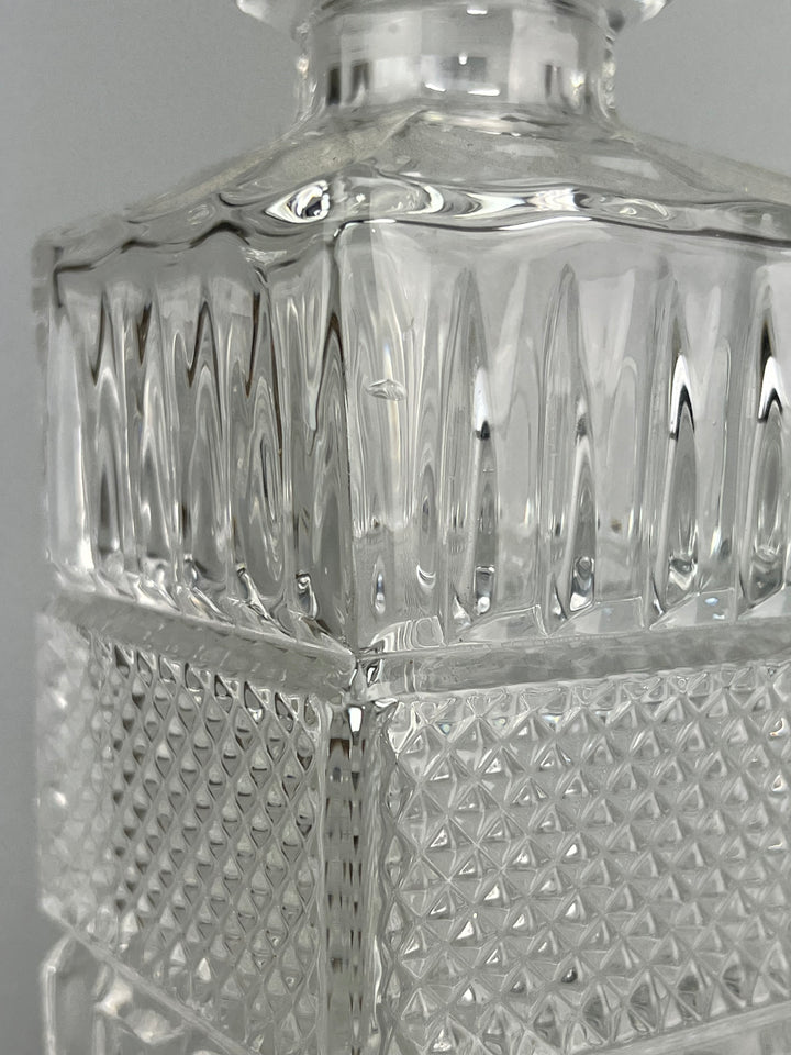 Bottiglia in cristallo molato con tappo design geometrico