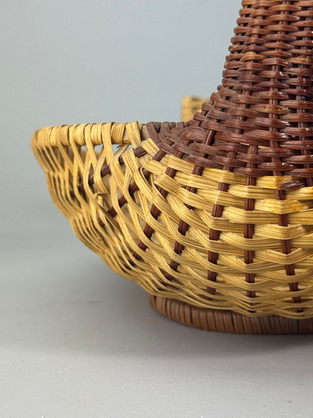 Cestino vintage in vimini a forma di anatra intrecciata