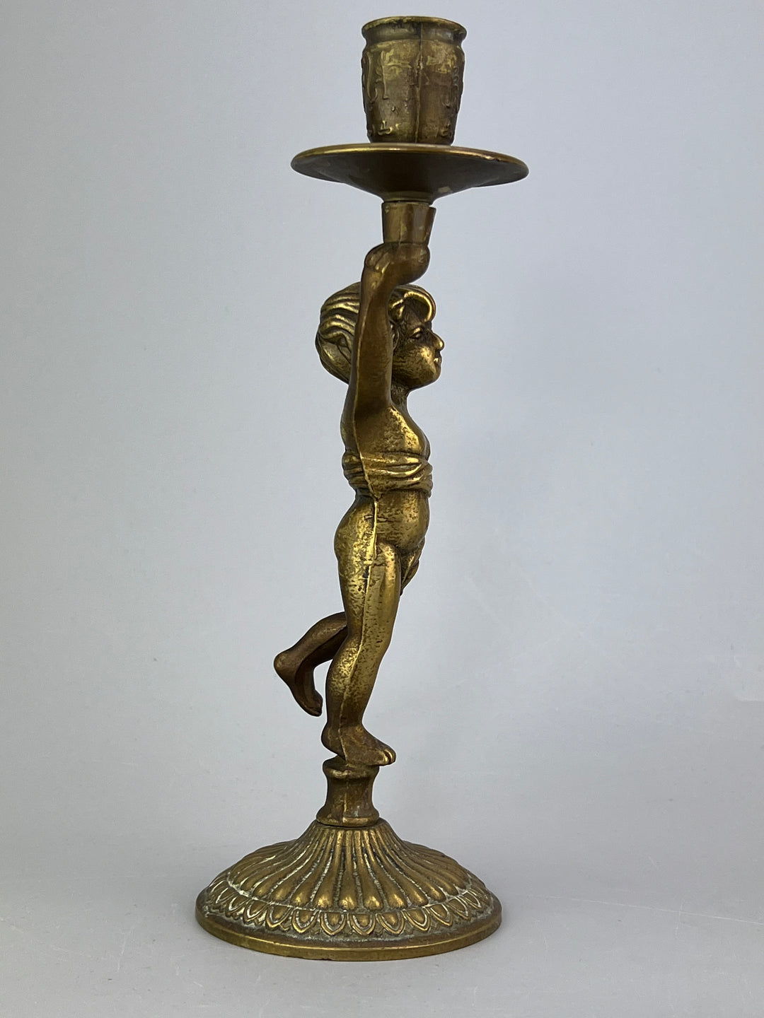 Coppia di putti portacandela in ottone dorato