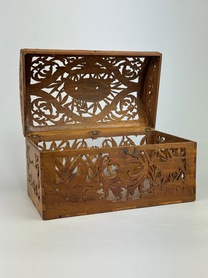 Scatola in legno intagliato traforato vintage