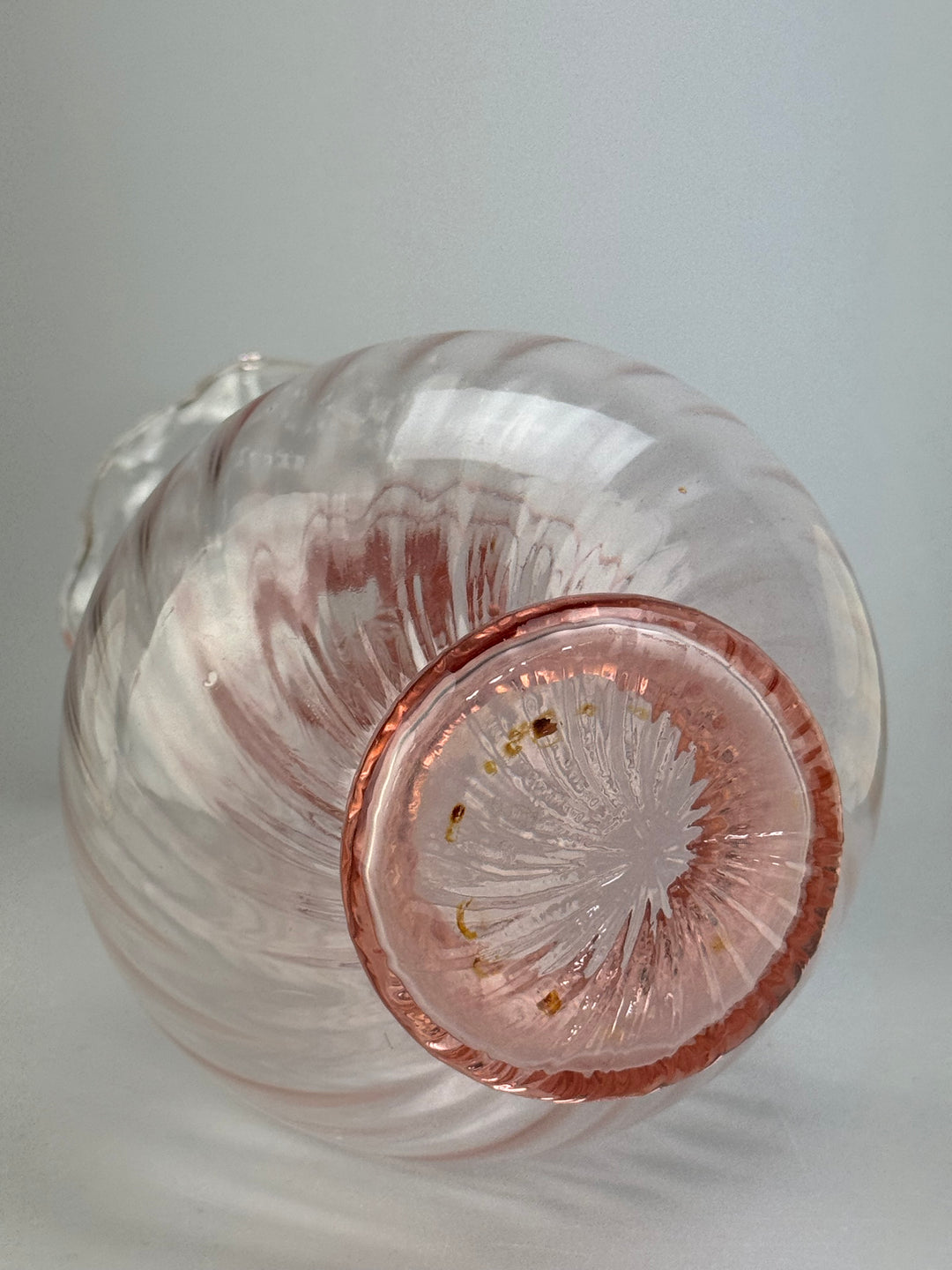 Vaso vintage in vetro rosa a spirale con bordo a fazzoletto