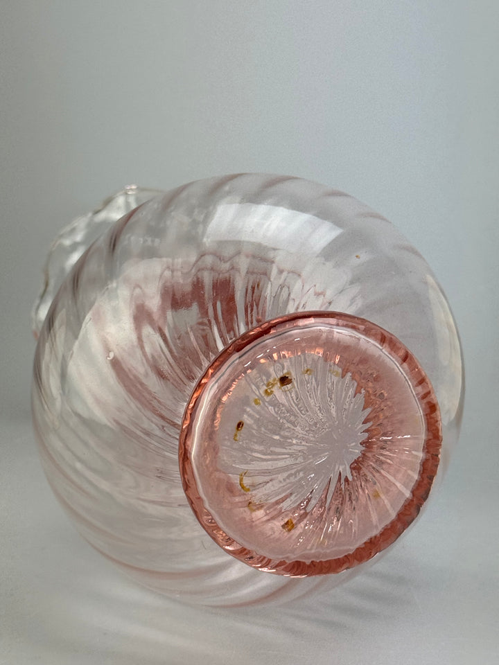 Vaso vintage in vetro rosa a spirale con bordo a fazzoletto