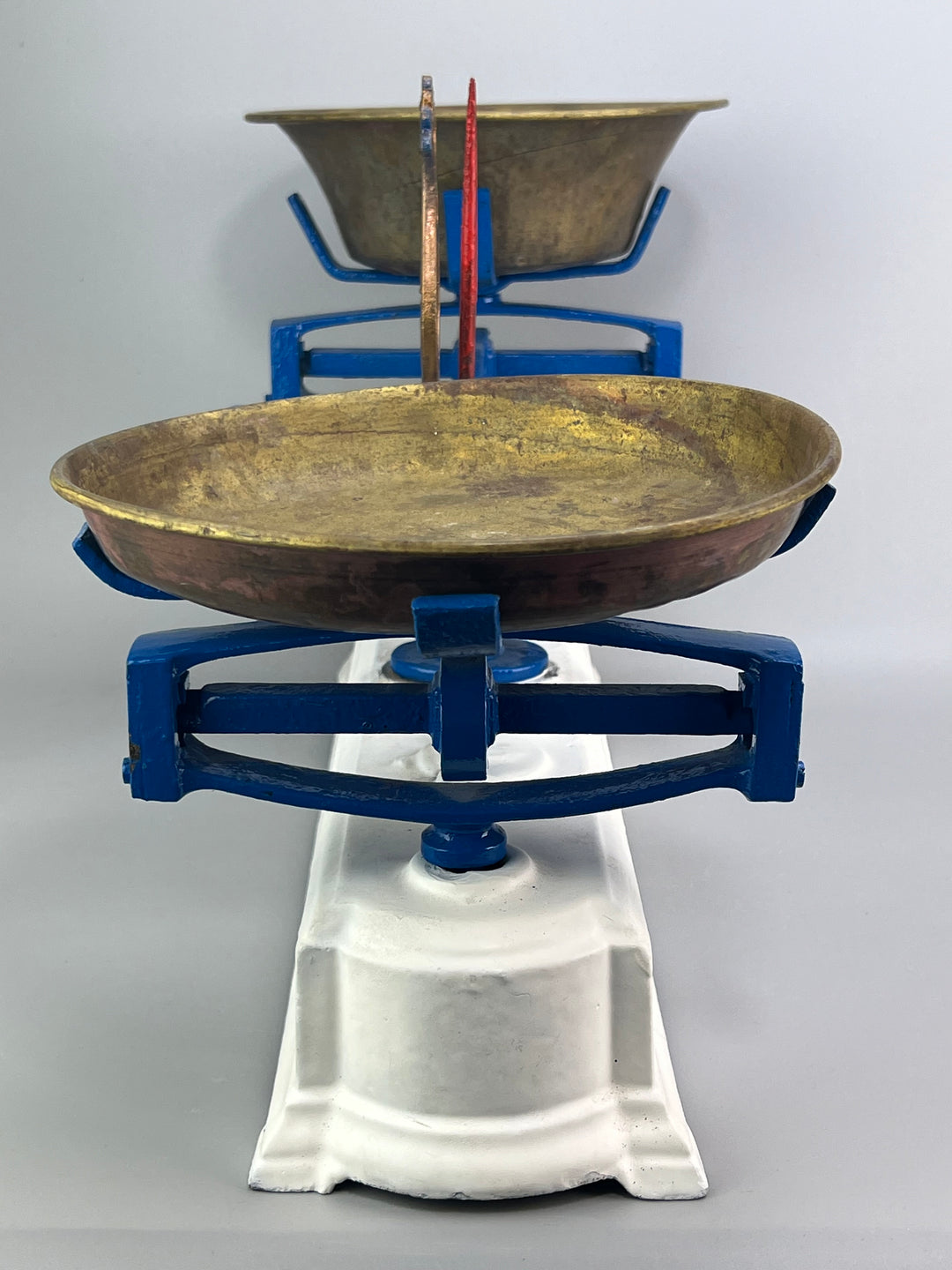 Bilancia vintage in ghisa con piatti in ottone