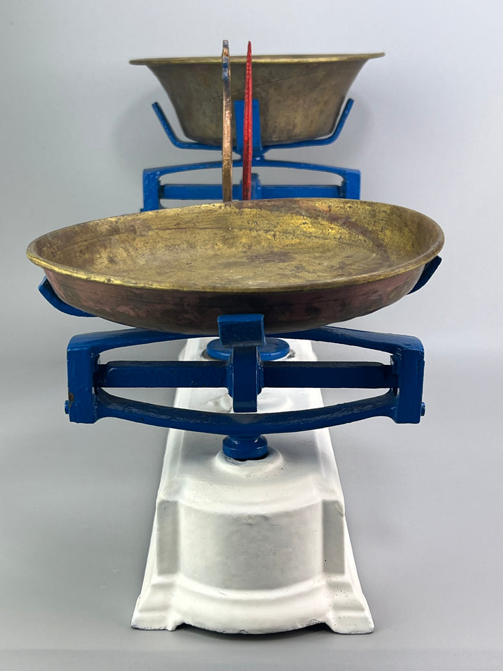 Bilancia vintage in ghisa con piatti in ottone