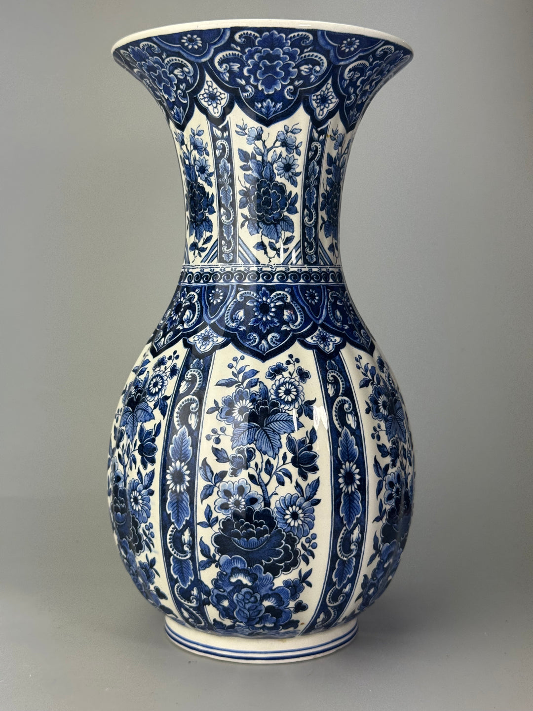 Vaso decorativo in ceramica bianca e blu stile delft