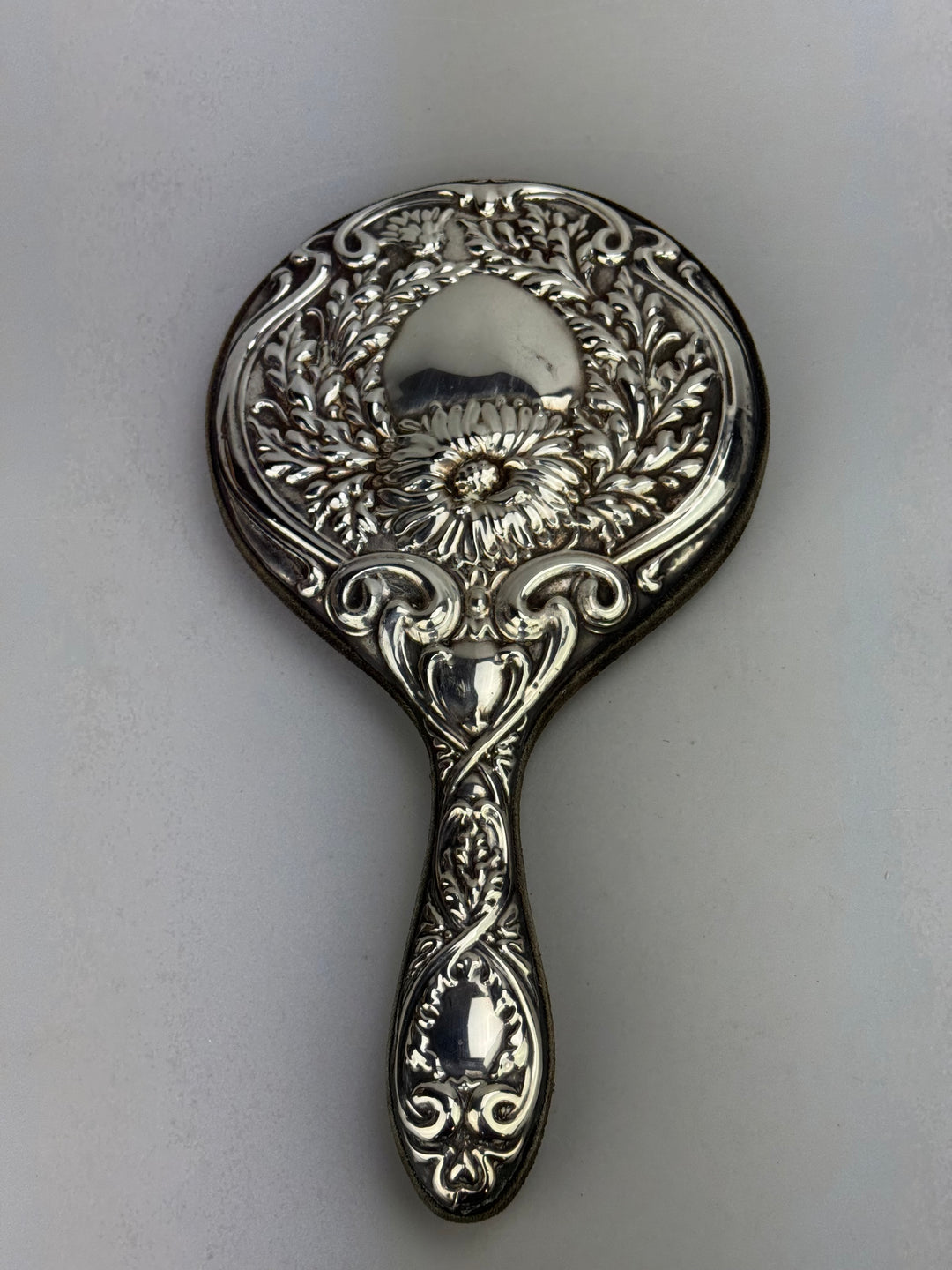 Specchietto da mano in argento cesellato decoro floreale Liberty