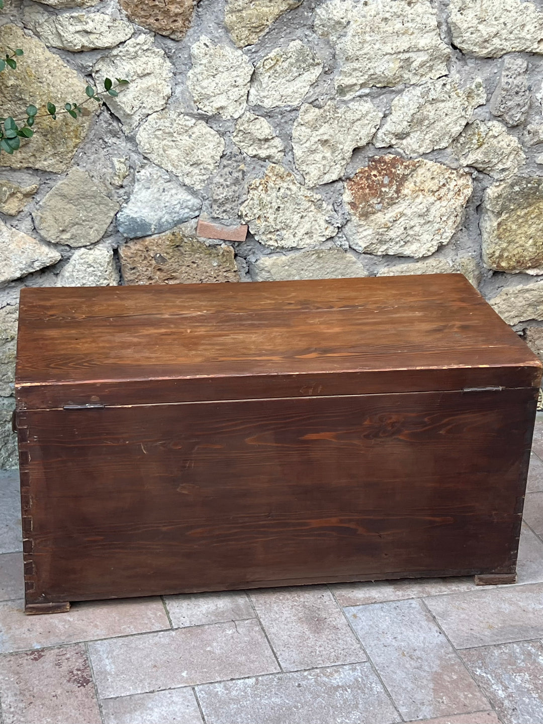 Baule antico in legno massello con maniglie laterali Italia, inizio ‘900