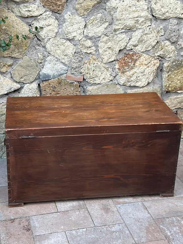 Baule antico in legno massello con maniglie laterali Italia, inizio ‘900