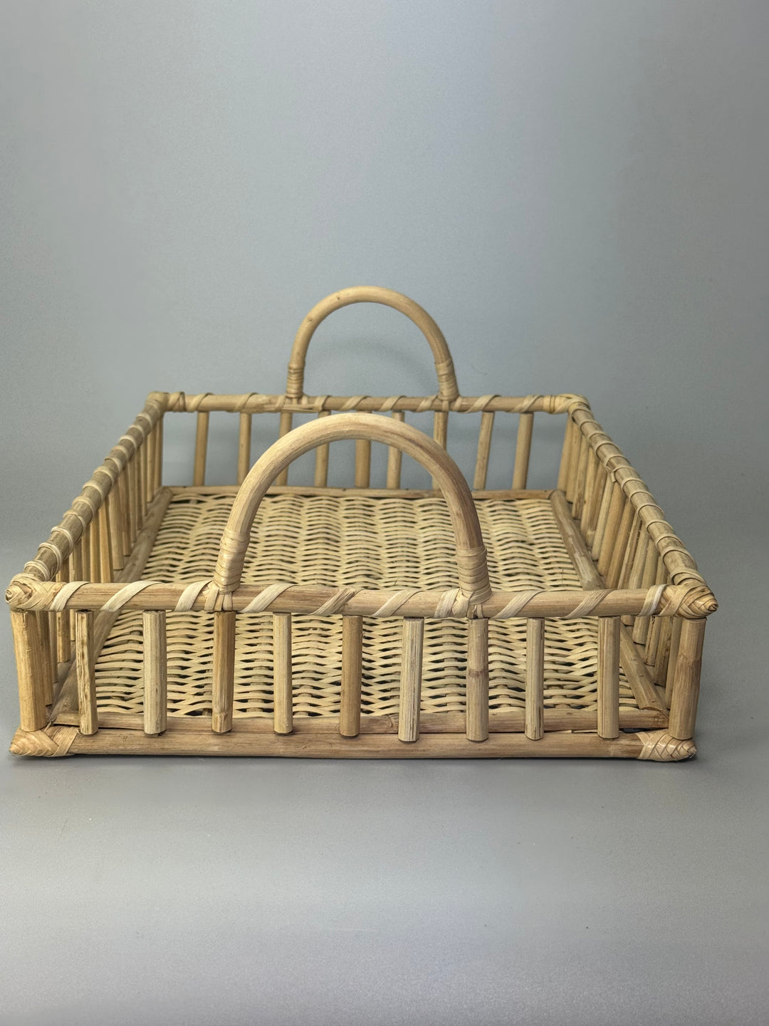 Vassoio rettangolare in rattan con manici