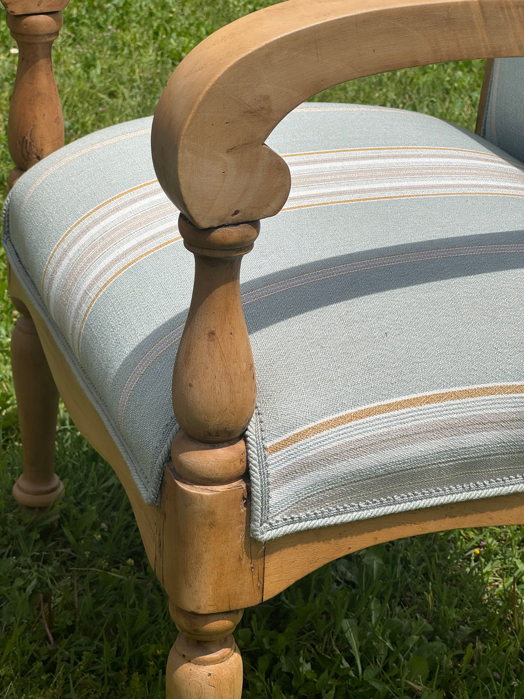 Coppia di poltrone francesi in legno chiaro con rivestimento a righe azzurro e beige