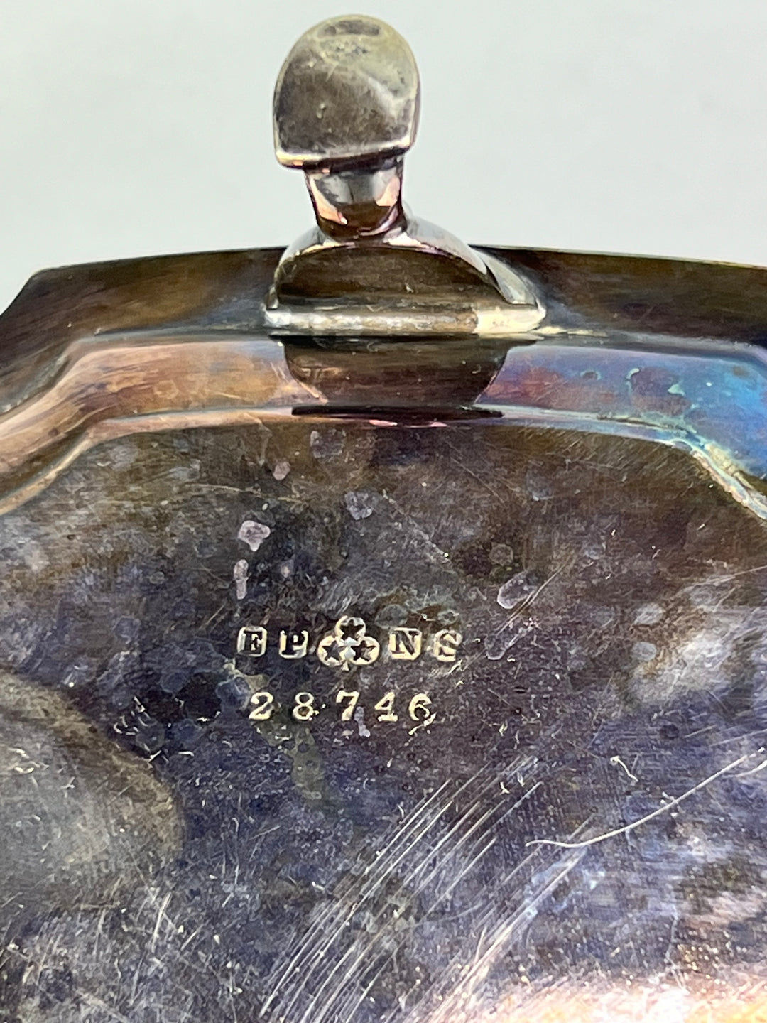 Vassoio rialzato vintage in metallo silverplated con bordo sagomato e piedini