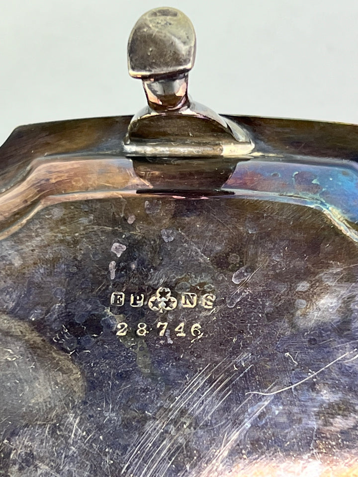 Vassoio rialzato vintage in metallo silverplated con bordo sagomato e piedini