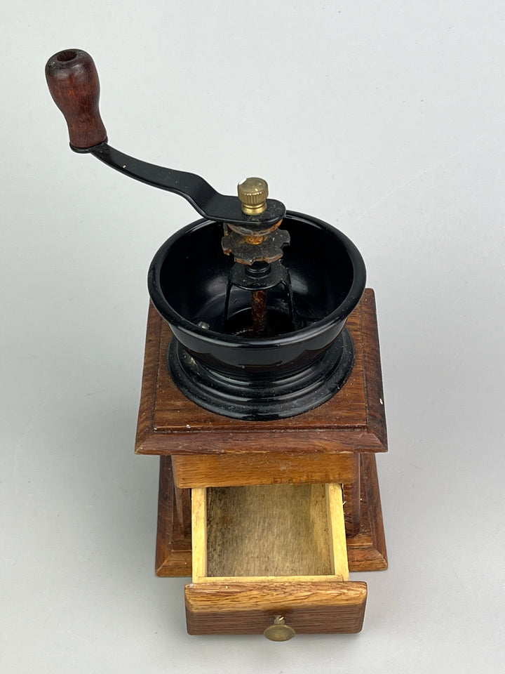 Macinacaffè vintage in legno e metallo in stile tradizionale