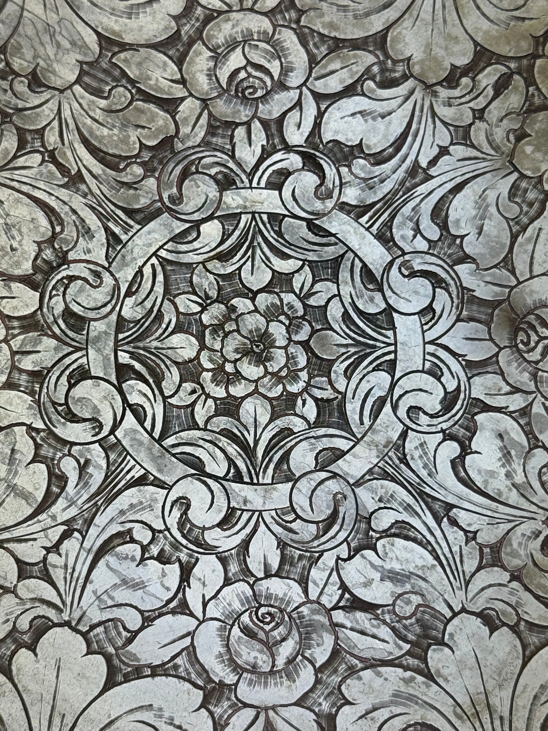 Centrotavola in metallo dorato con decoro floreale inciso vintage