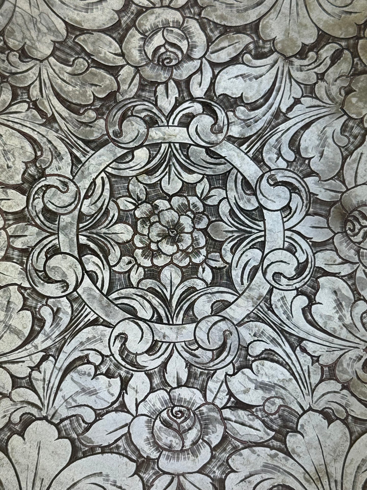 Centrotavola in metallo dorato con decoro floreale inciso vintage