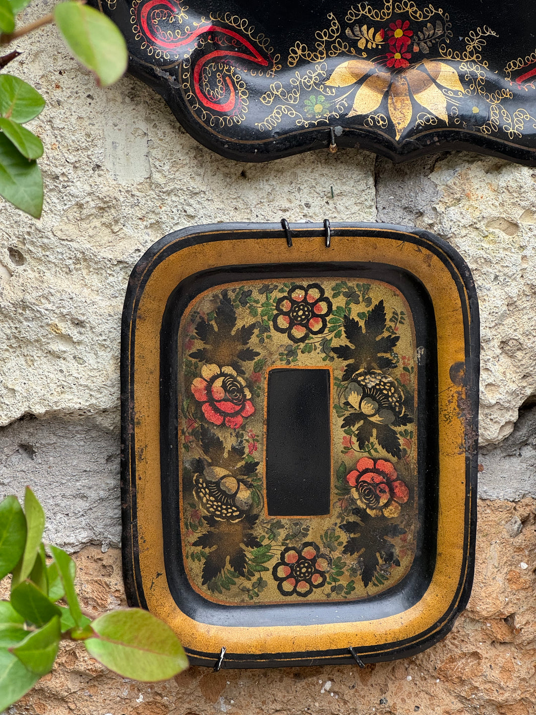 Set Vassoi vintage in metallo nero dipinti a mano con decorazioni floreali stile russo