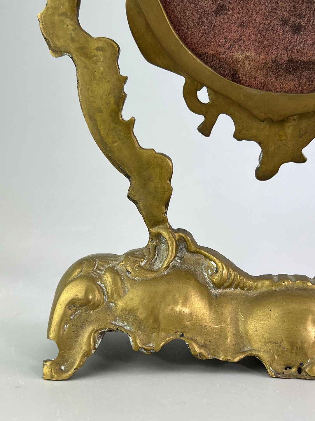 Specchio da tavolo in bronzo dorato con putti stile rococò