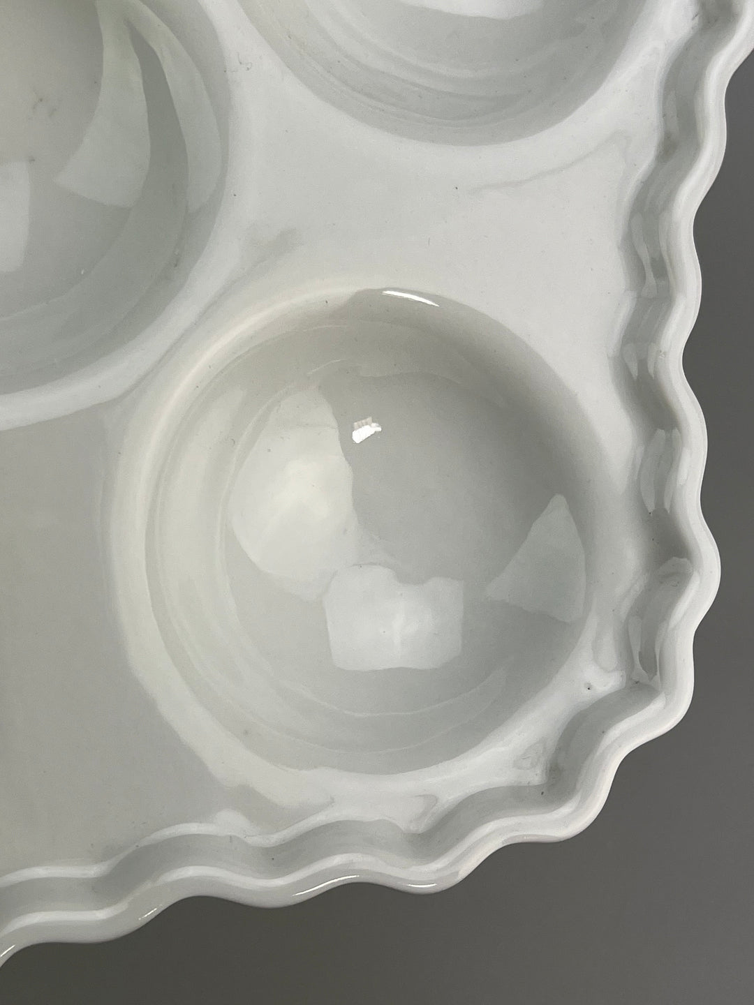 Piatto in porcellana bianca portalumache