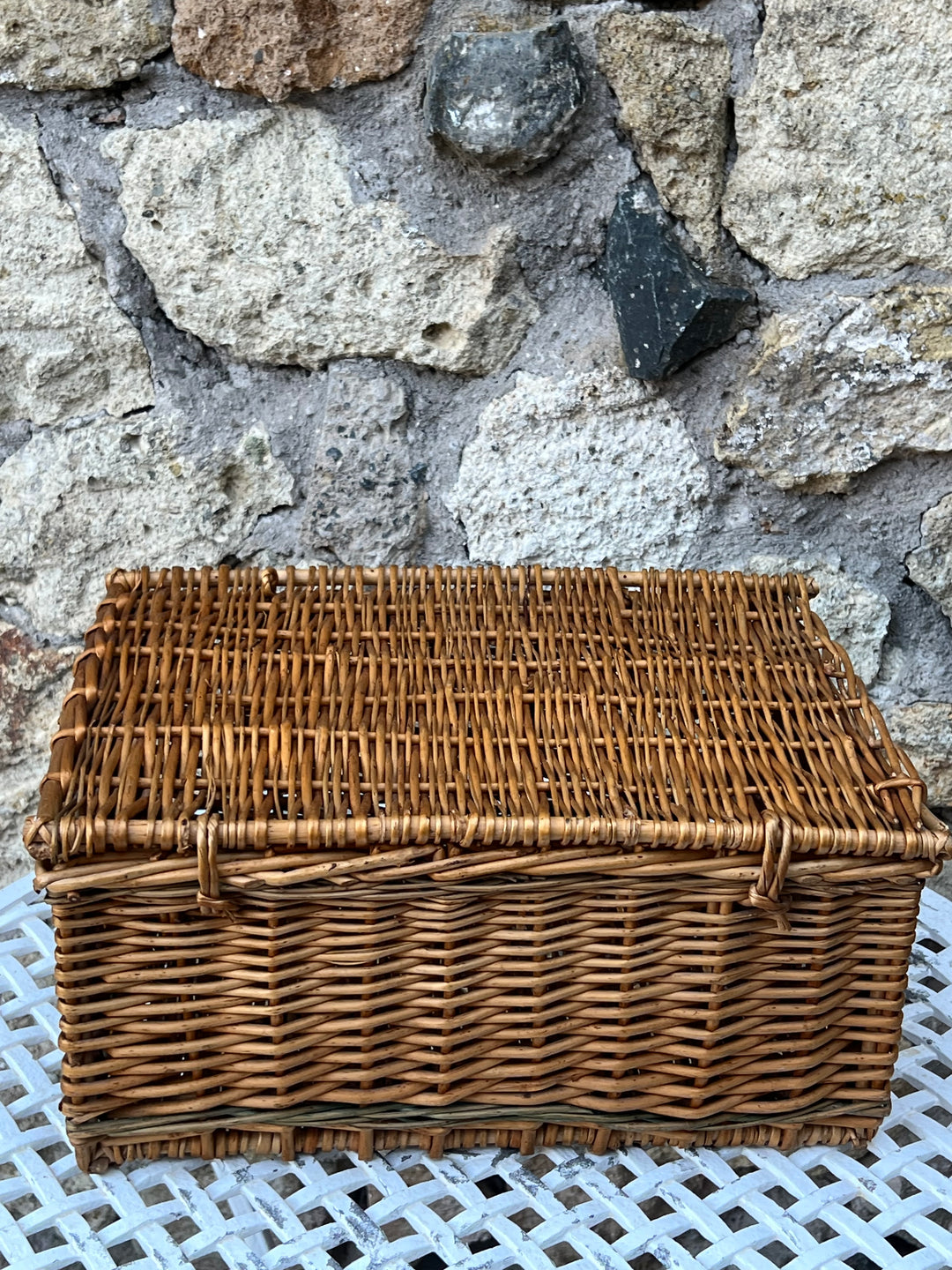 Cesta in vimini intrecciato con coperchio