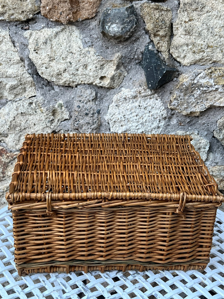 Cesta in vimini intrecciato con coperchio